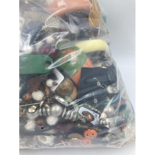 131 - Approx. 10kg of costume jewellery to include bangles, necklaces, rings, earrings etc.