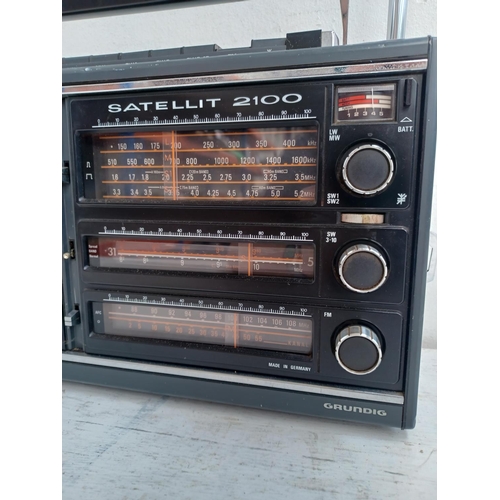 565 - A Grundig Satellit 2100 professional world receiver