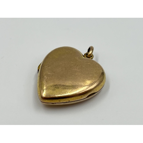 1052 - An Edward Durban & Co hallmarked Chester 9ct gold heart shaped photo locket pendant, dated 1912 - ap... 