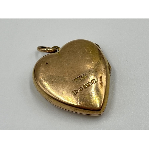 1052 - An Edward Durban & Co hallmarked Chester 9ct gold heart shaped photo locket pendant, dated 1912 - ap... 