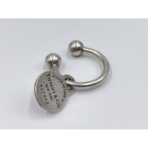 1062 - A Tiffany & Co. hallmarked London silver key ring, dated 1961 stamped 'M17400' - approx. gross weigh... 