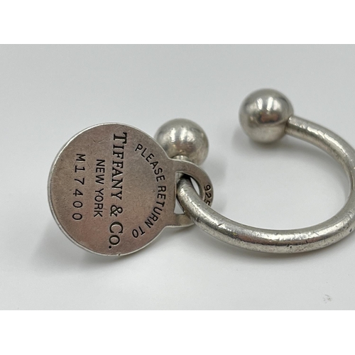 1062 - A Tiffany & Co. hallmarked London silver key ring, dated 1961 stamped 'M17400' - approx. gross weigh... 