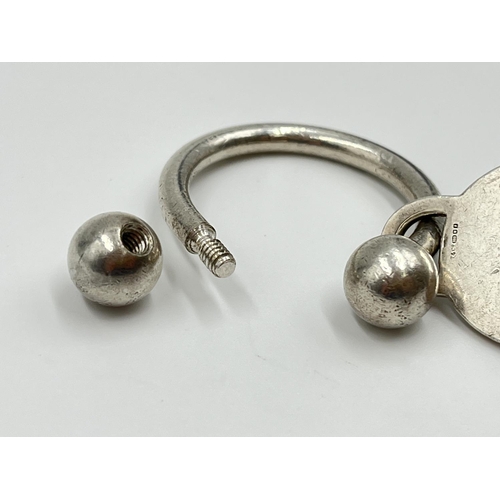 1062 - A Tiffany & Co. hallmarked London silver key ring, dated 1961 stamped 'M17400' - approx. gross weigh... 