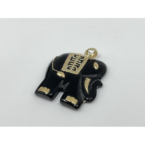 1066 - A black onyx elephant necklace pendant with yellow metal bail and detailing - approx. gross weight 4... 