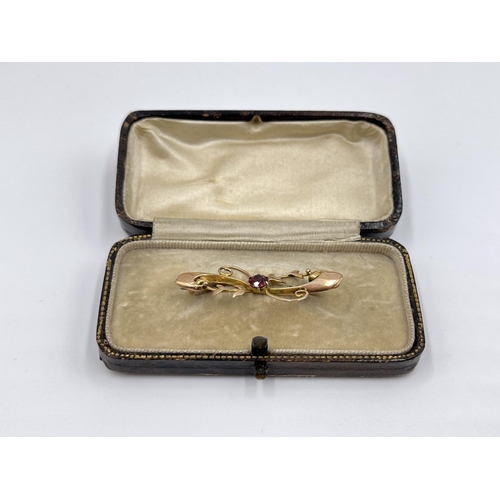 1068 - A late 19th/early 20th century 9ct gold and red gemstone floral pin brooch - approx. gross weight 1.... 