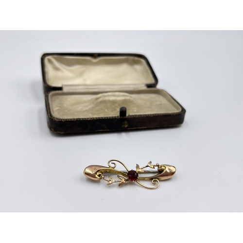 1068 - A late 19th/early 20th century 9ct gold and red gemstone floral pin brooch - approx. gross weight 1.... 