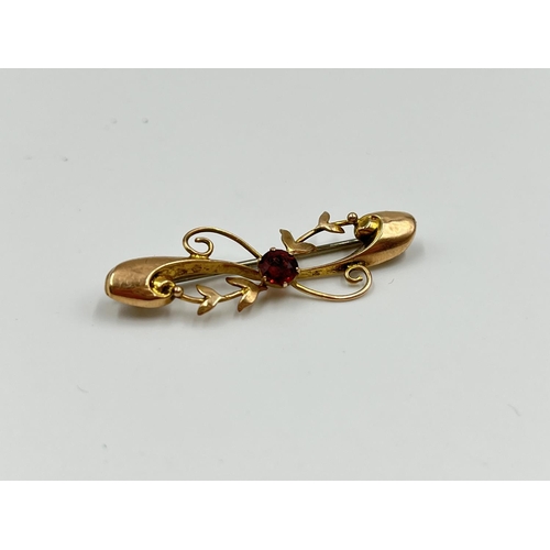 1068 - A late 19th/early 20th century 9ct gold and red gemstone floral pin brooch - approx. gross weight 1.... 