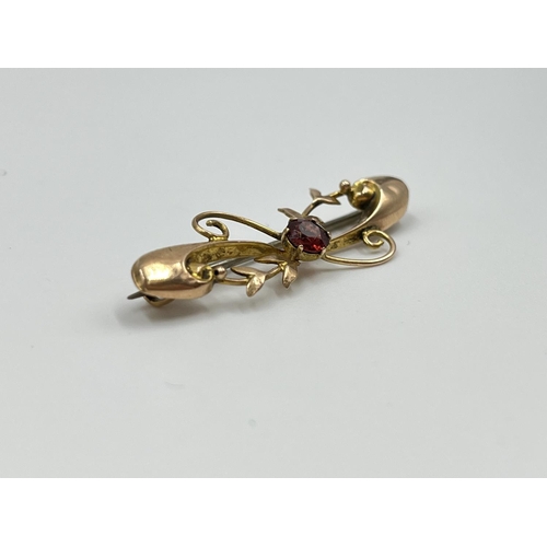 1068 - A late 19th/early 20th century 9ct gold and red gemstone floral pin brooch - approx. gross weight 1.... 