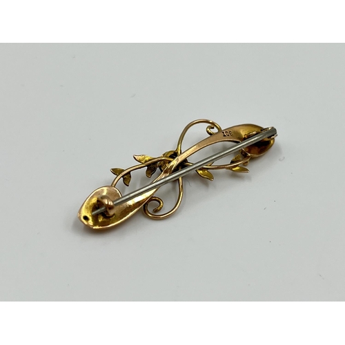 1068 - A late 19th/early 20th century 9ct gold and red gemstone floral pin brooch - approx. gross weight 1.... 