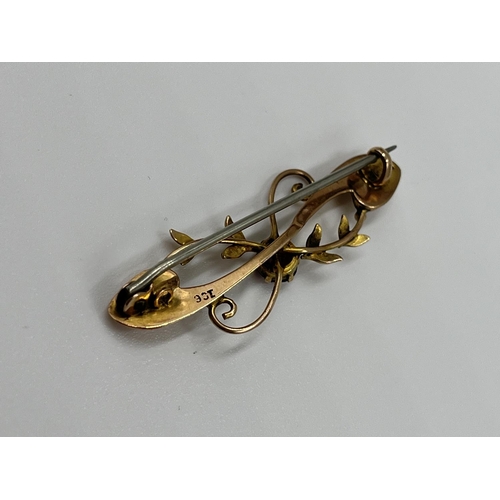 1068 - A late 19th/early 20th century 9ct gold and red gemstone floral pin brooch - approx. gross weight 1.... 