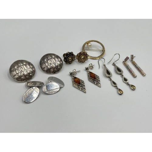 1069 - A collection of vintage jewellery to include pair of silver and amber earrings, pair of 925 sterling... 