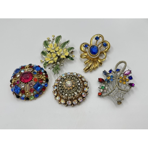 1071 - A collection of assorted costume jewellery to include micro mosaic brooch, cameo brooch, WWI photo l... 