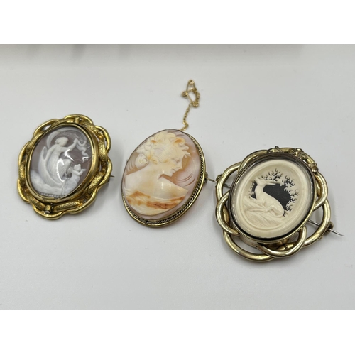 1071 - A collection of assorted costume jewellery to include micro mosaic brooch, cameo brooch, WWI photo l... 