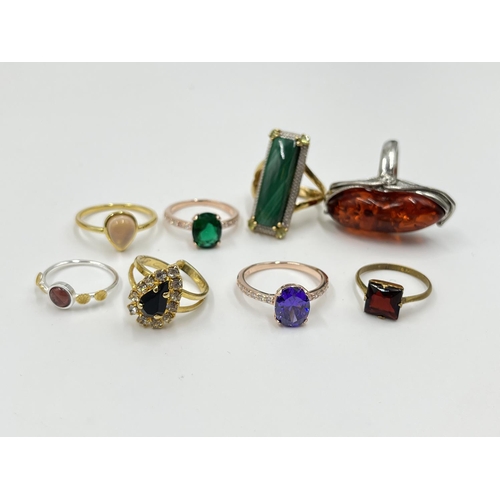 1071 - A collection of assorted costume jewellery to include micro mosaic brooch, cameo brooch, WWI photo l... 