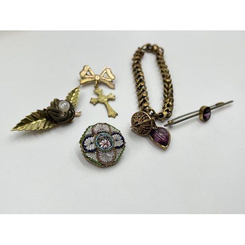 1071 - A collection of assorted costume jewellery to include micro mosaic brooch, cameo brooch, WWI photo l... 