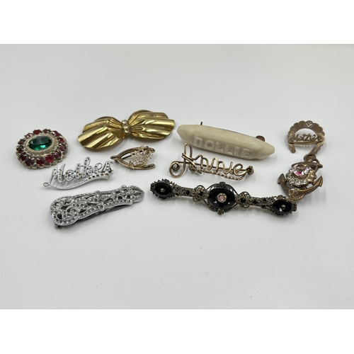 1071 - A collection of assorted costume jewellery to include micro mosaic brooch, cameo brooch, WWI photo l... 