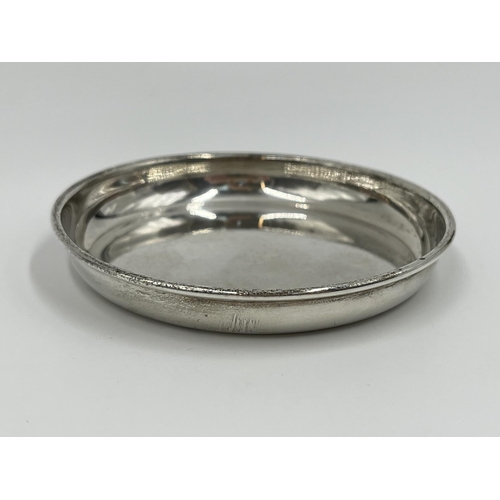 1170 - Two silver trinket dishes, one R. Carr hallmarked Sheffield, dated 1993 - approx. gross weight 29.33... 