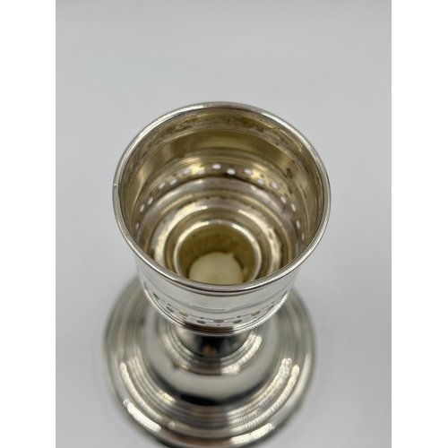 1205 - A David Lawrence hallmarked Birmingham silver weighted candleholder, dated 1965 - approx. gross weig... 