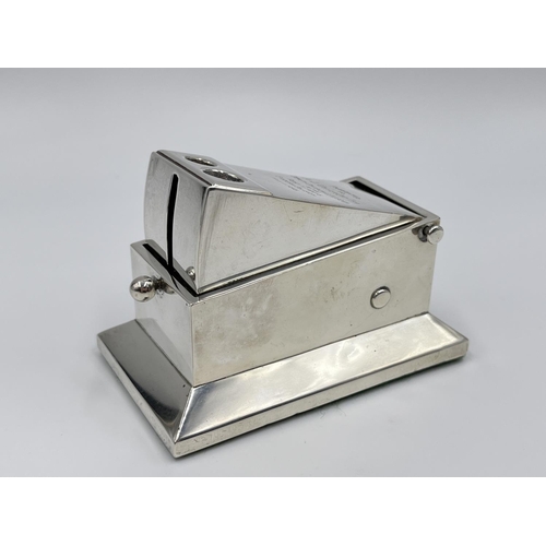 1206 - An Edward VII hallmarked London silver table top cigar cutter, dated 1909 - with presentation inscri... 