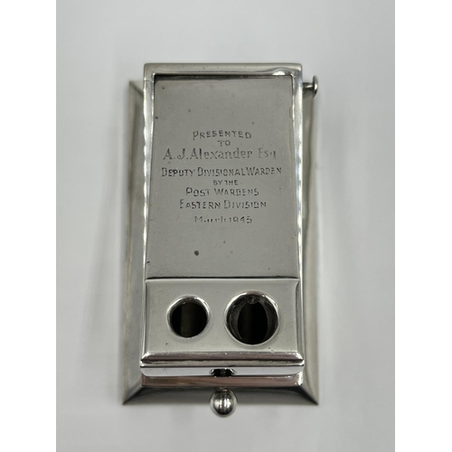 1206 - An Edward VII hallmarked London silver table top cigar cutter, dated 1909 - with presentation inscri... 