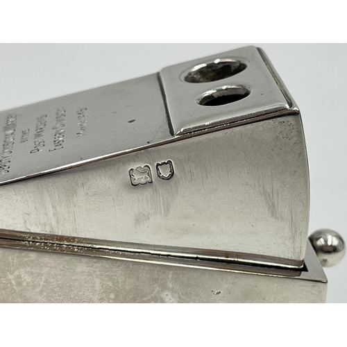 1206 - An Edward VII hallmarked London silver table top cigar cutter, dated 1909 - with presentation inscri... 