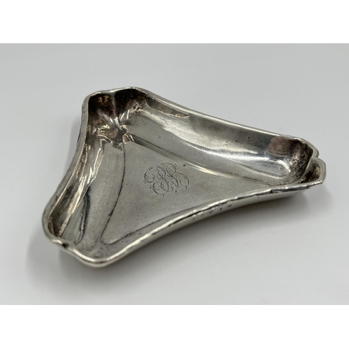 1224 - A Martin Hall & Co. Edward VII hallmarked Birmingham silver triangular trinket dish, dated 1906 - ap... 