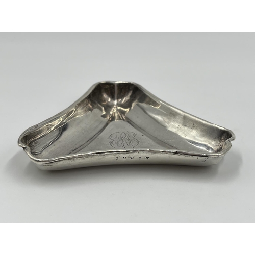 1224 - A Martin Hall & Co. Edward VII hallmarked Birmingham silver triangular trinket dish, dated 1906 - ap... 