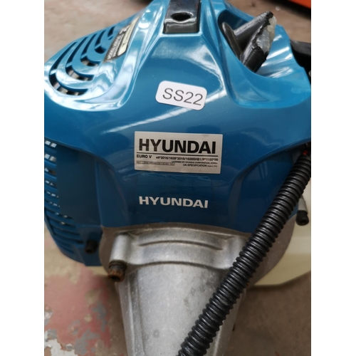 652 - A Hyundai petrol strimmer