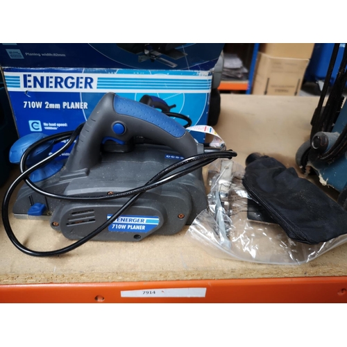 678 - Two items, one Erbauer 240v HVLP spray gun and one boxed Energer 240v planer