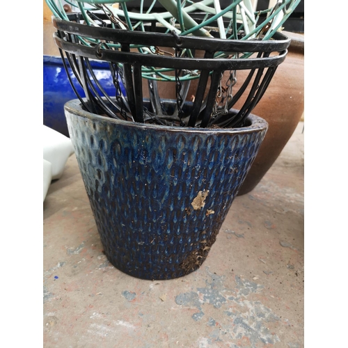 723 - A collection of assorted hanging baskets and plant pots - largest approx. 40cm high x 52cm diameter