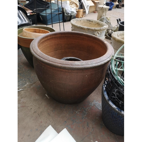 723 - A collection of assorted hanging baskets and plant pots - largest approx. 40cm high x 52cm diameter