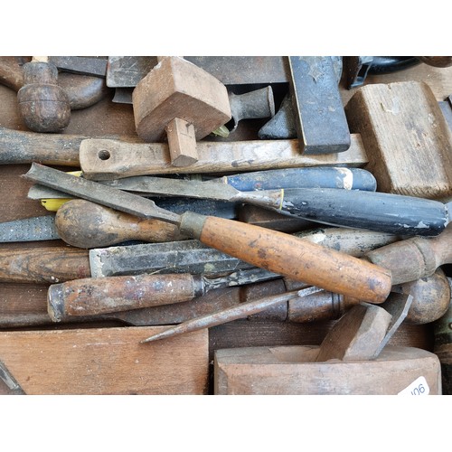 681 - A collection of assorted tools to include saws, wood planes, spirit levels, wood chisels etc.