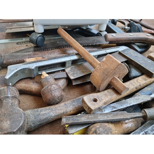 681 - A collection of assorted tools to include saws, wood planes, spirit levels, wood chisels etc.