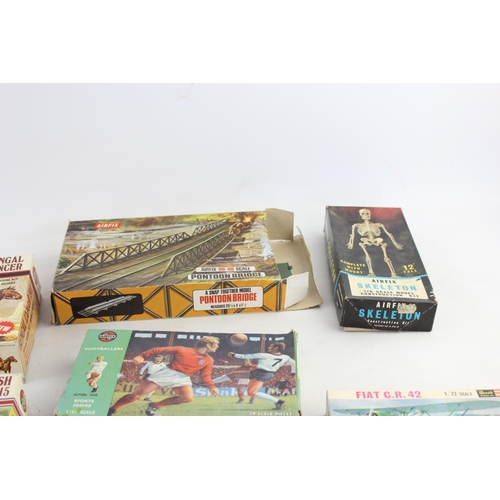 185 - Eight assorted vintage scale model/figure sets to include skeleton, car, planes etc.