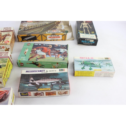 185 - Eight assorted vintage scale model/figure sets to include skeleton, car, planes etc.