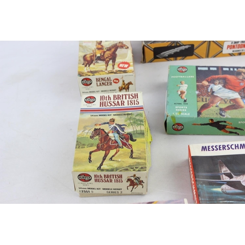 185 - Eight assorted vintage scale model/figure sets to include skeleton, car, planes etc.