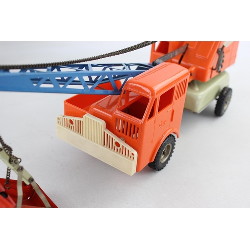 188 - A vintage boxed Gama tinplate model 240/241 crane excavator