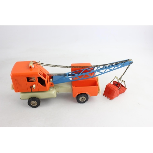 188 - A vintage boxed Gama tinplate model 240/241 crane excavator