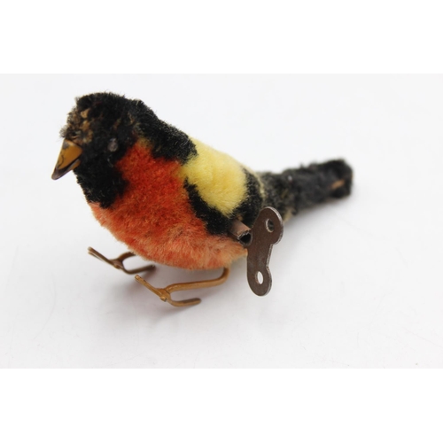 231 - A vintage Schuco mohair and clockwork toy bird with key - approx. 11cm long