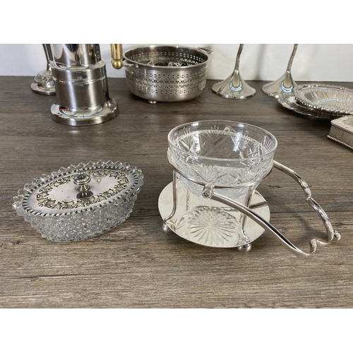 109 - A collection of antique and vintage silver plated ware to include fish slice, Ianthe three branch ca... 