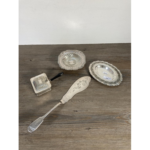 109 - A collection of antique and vintage silver plated ware to include fish slice, Ianthe three branch ca... 