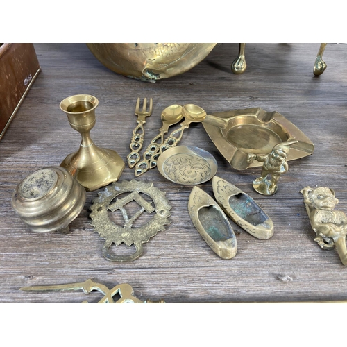 113 - A collection of antique and vintage metalware to include Victorian copper kettle, brass bed warming ... 