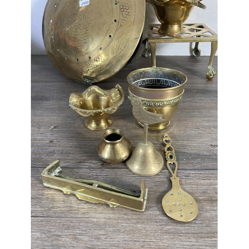 113 - A collection of antique and vintage metalware to include Victorian copper kettle, brass bed warming ... 