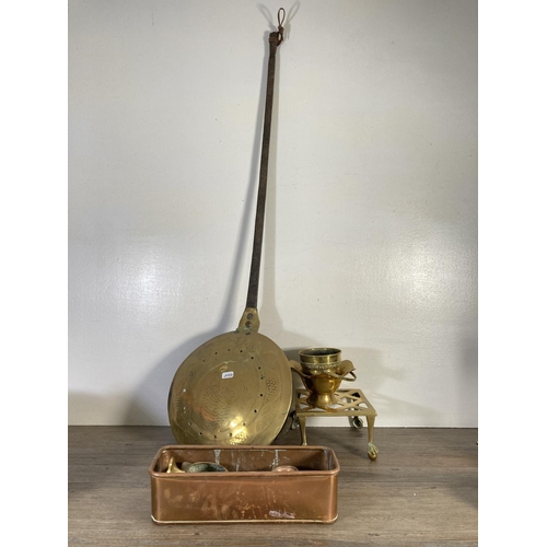 113 - A collection of antique and vintage metalware to include Victorian copper kettle, brass bed warming ... 