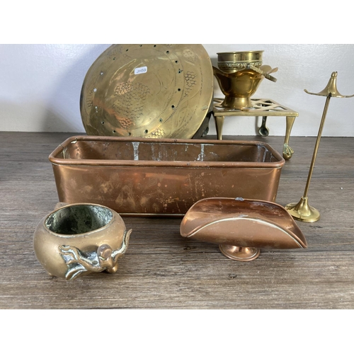 113 - A collection of antique and vintage metalware to include Victorian copper kettle, brass bed warming ... 