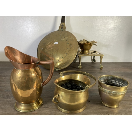 113 - A collection of antique and vintage metalware to include Victorian copper kettle, brass bed warming ... 