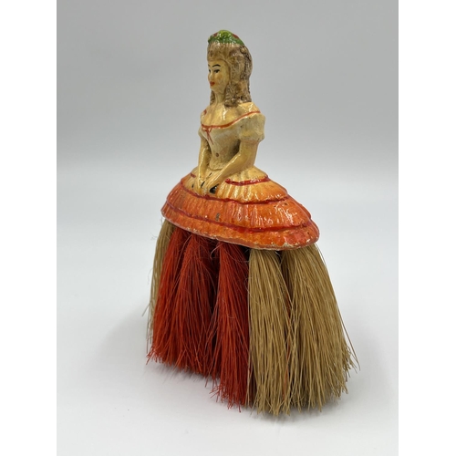 33 - A 1930s chalkware Crinoline Lady half doll crumb brush - approx. 14cm high