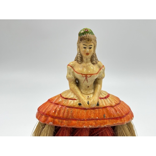 33 - A 1930s chalkware Crinoline Lady half doll crumb brush - approx. 14cm high