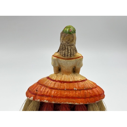 33 - A 1930s chalkware Crinoline Lady half doll crumb brush - approx. 14cm high