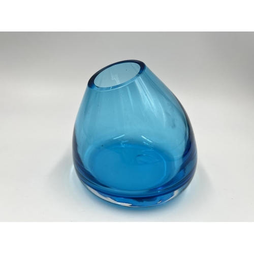 47 - Three pieces of studio glass, Murano Sommerso style red vase - approx. 17.5cm high, blue vase - appr... 